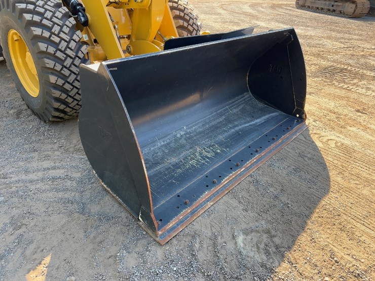 2022-caterpillar-910-image-8
