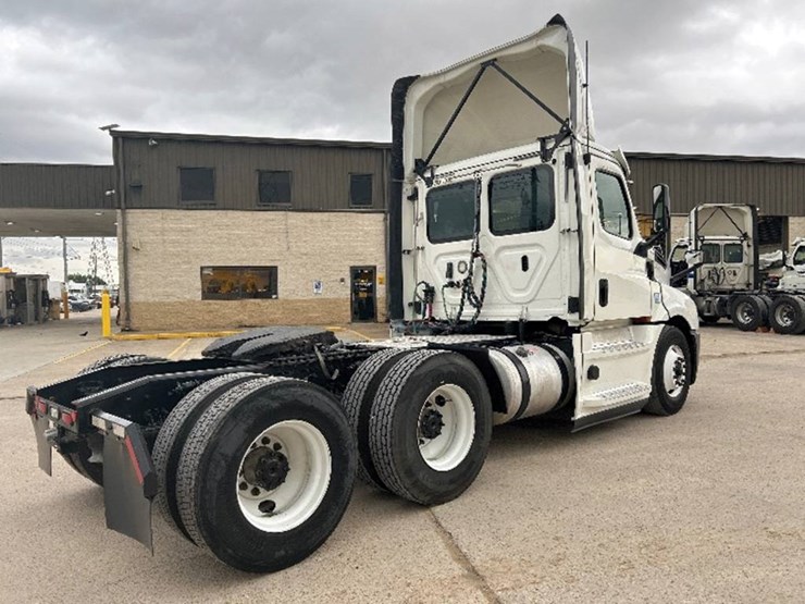 2020-freightliner-cascadia-126-image-2