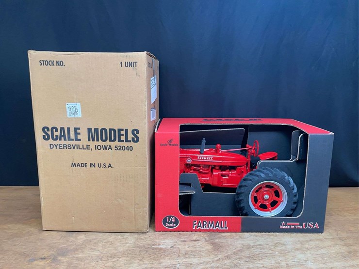 1/8-farmall-m-nib-sm-image-1