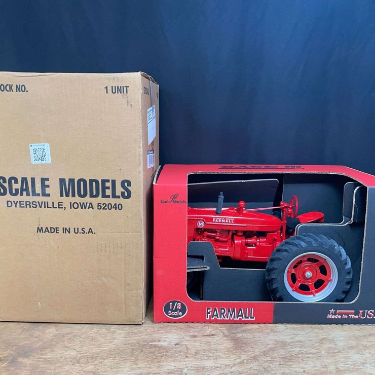1/8 Farmall M NIB SM