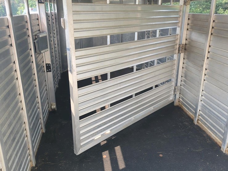 featherlite-livestock-trailer,-aluminum,-tandem-axle,-rubber-floor,-side-&-rear-doors-image-6