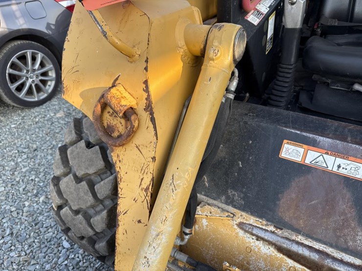 2008-deere-320-image-13