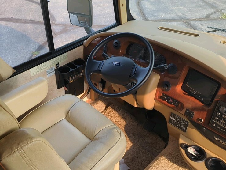 2012-winnebago-vista-class-a-motorhome,-2-slide-outs,-ford-v10-engine-image-10