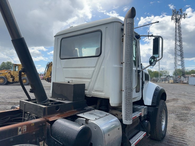 2017-mack-granite-gu713-image-22