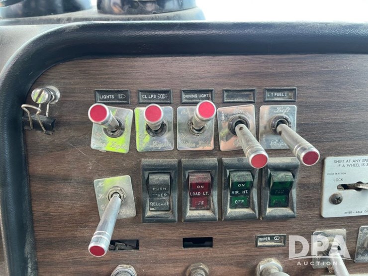 1984-peterbilt-359-image-57