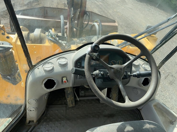 2012-volvo-l150g-image-32