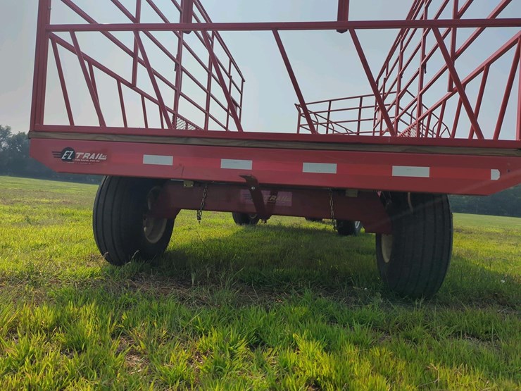 ez-trail-kicker-rack-&-1074-running-gear-18'-long-x-8'10"-wide-
(like-new)-stored-inside-image-7