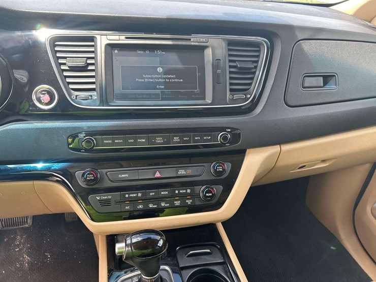2015-kia-sedona-image-15