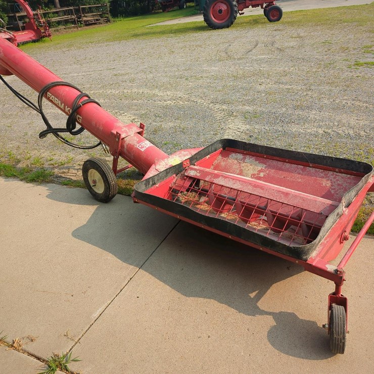 Farm King Swing Auger, 9', 4'x4' loading auger