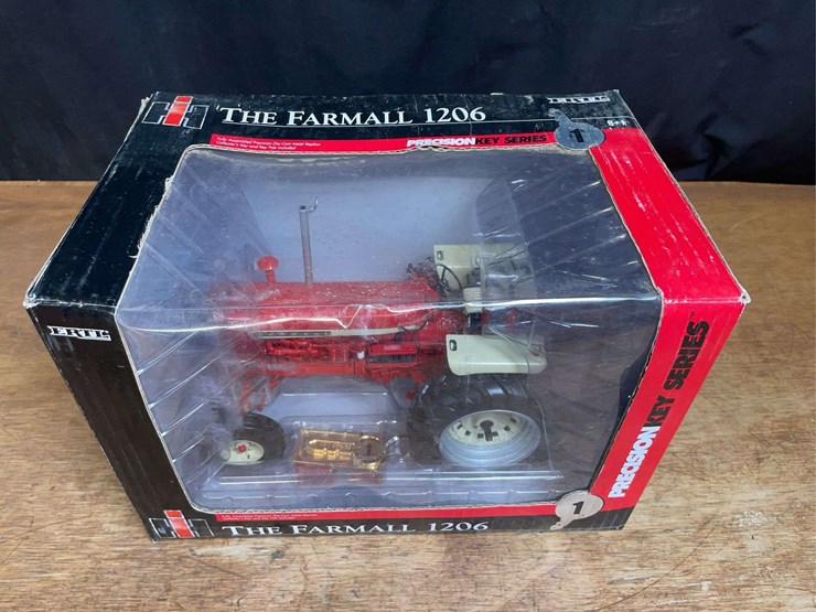 1/16-farmall-1206-precision-key-nib-ertl-image-4