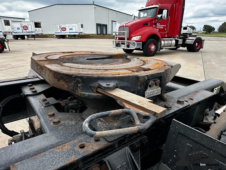 2013-kenworth-t440-image-16