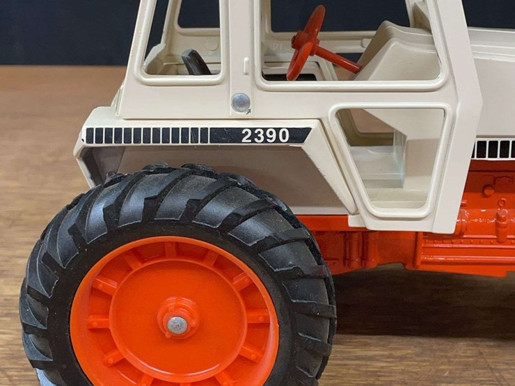 1/16-case-2390-collector-ertl-image-15