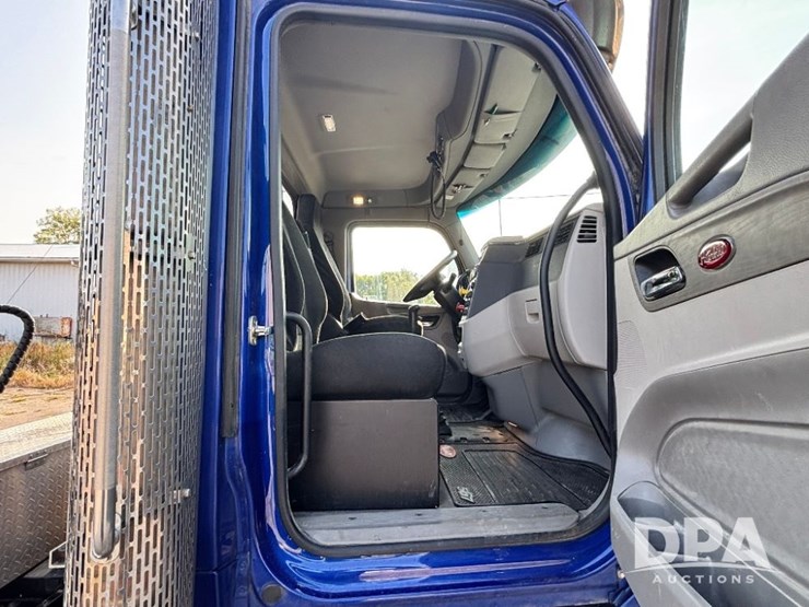 2019-peterbilt-567-image-75