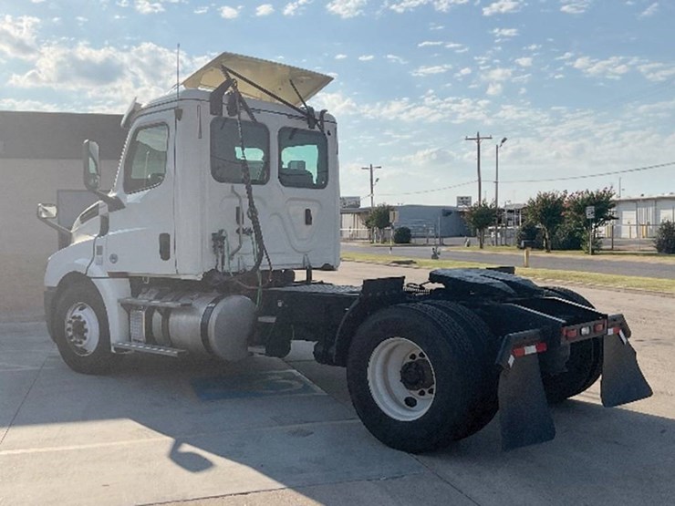 2019-freightliner-cascadia-126-image-2