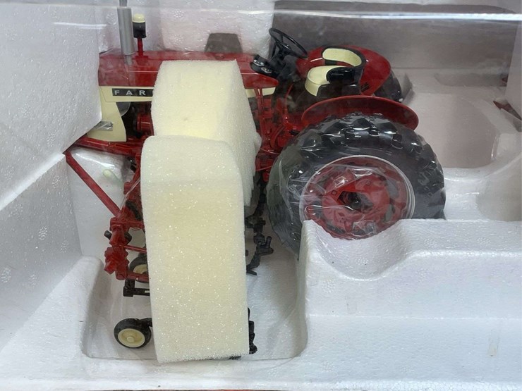 1/16-farmall-504-w/cultivator-2007-sfts-nib-sc-image-2