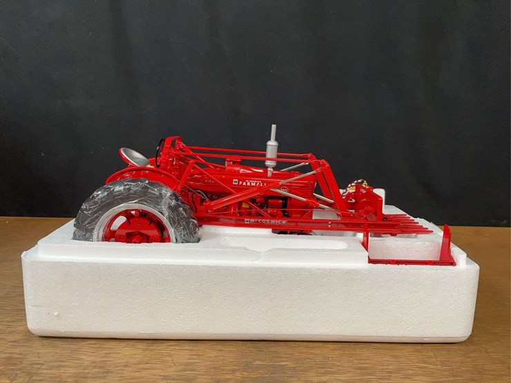 1/16-farmall-md-w/loader-precision-nib-ertl-image-5