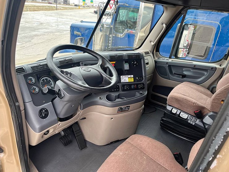 2016-freightliner-cascadia-125-evolution-image-3