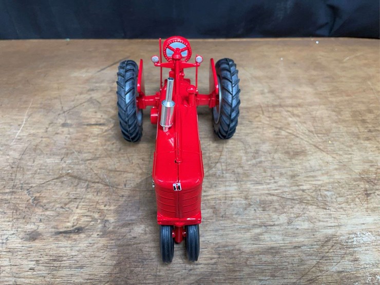 1/16-farmall-super-md-ta-2007-ontario-nib-sm-image-13