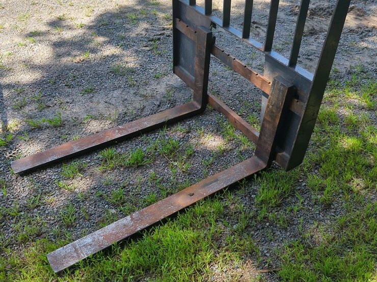 pallet-fork-skid-steer-attachment,-45"x45"-image-2