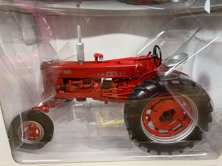 1/16-farmall-300-nib-sc-image-7