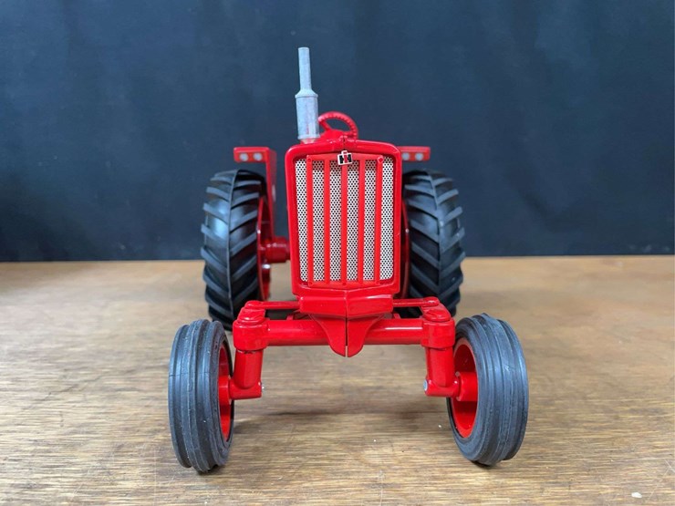 1/16-farmall-806-nib-sm-image-10