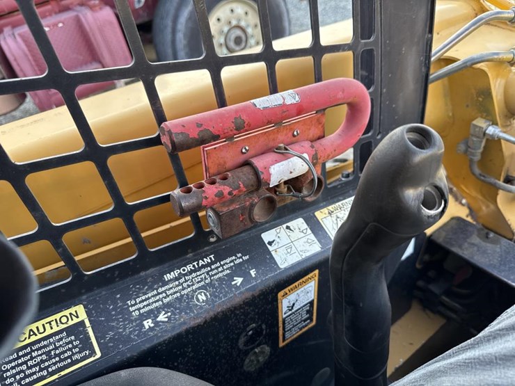 2008-deere-320-image-42