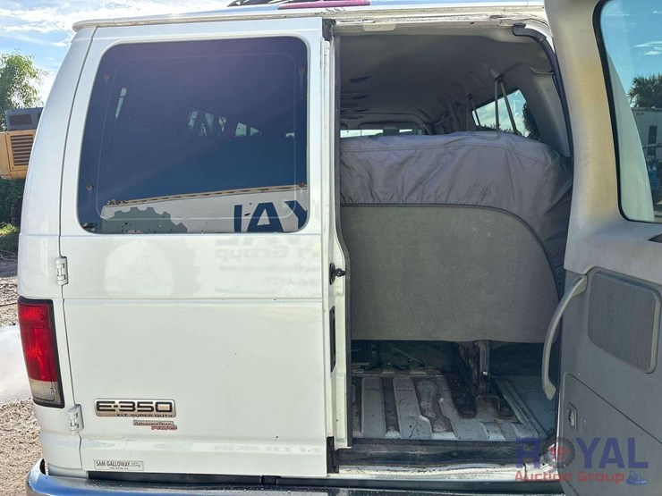 2011-ford-e350-image-24