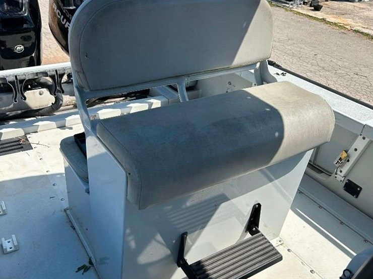 2007-boston-whaler-boat-w/-dual-200hp-mercury-optimax-image-12