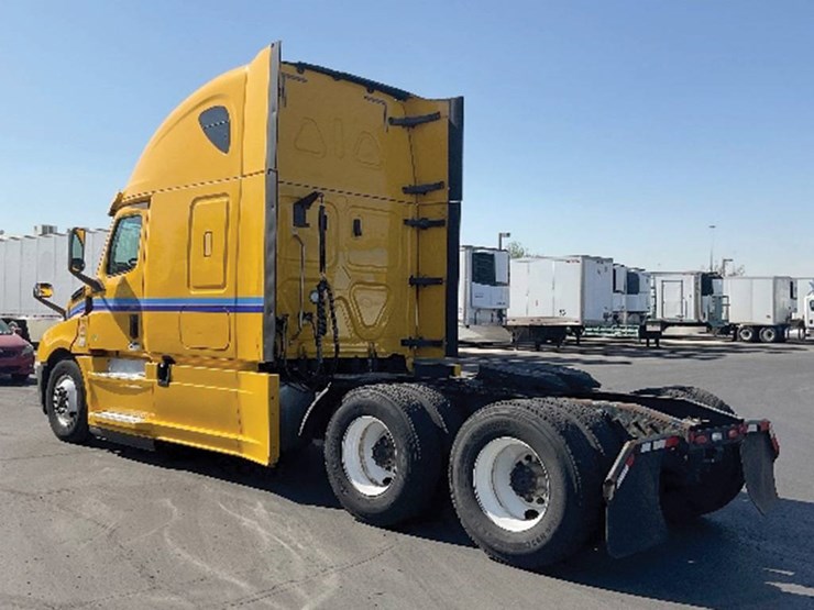 freightliner-cascadia-126-image-2