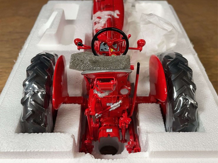 1/16-farmall-400-precision-nib-ertl-image-11