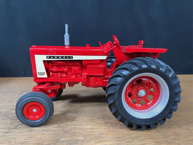 1/16-farmall-806-nib-sm-image-3