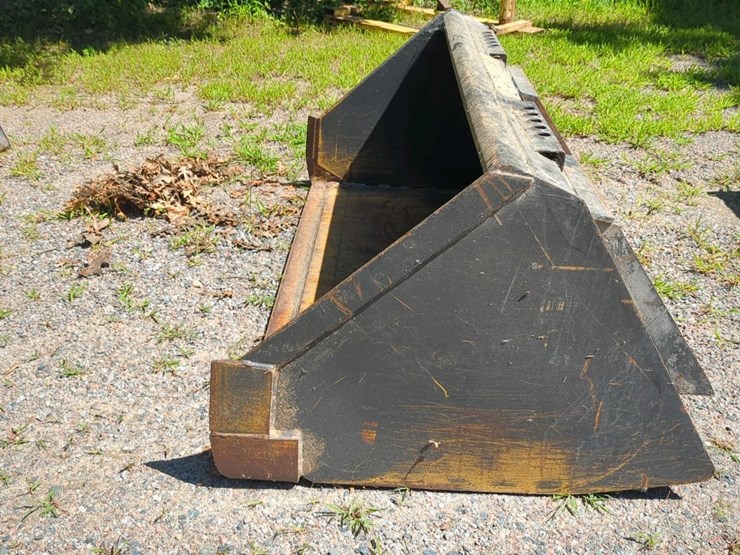 5'-bucket-skid-steer-attachment-image-2