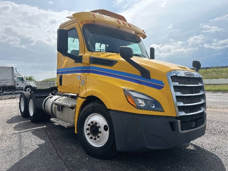 2019-freightliner-cascadia-126-image-1