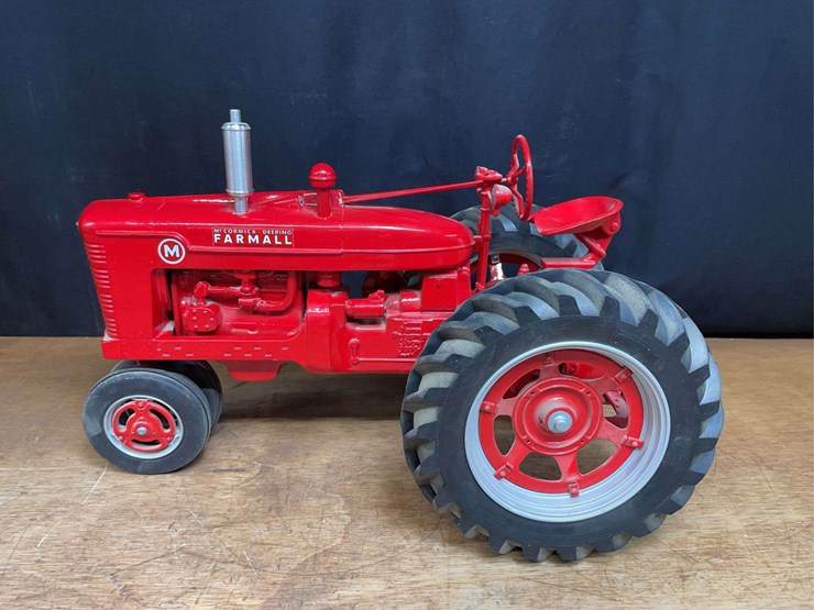 1/8-farmall-m-1995-fps-nib-sm-image-3