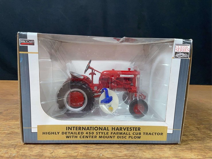 1/16-farmall-cub-w/disc-plow-2010-iowa-ffa-nib-sc-image-1