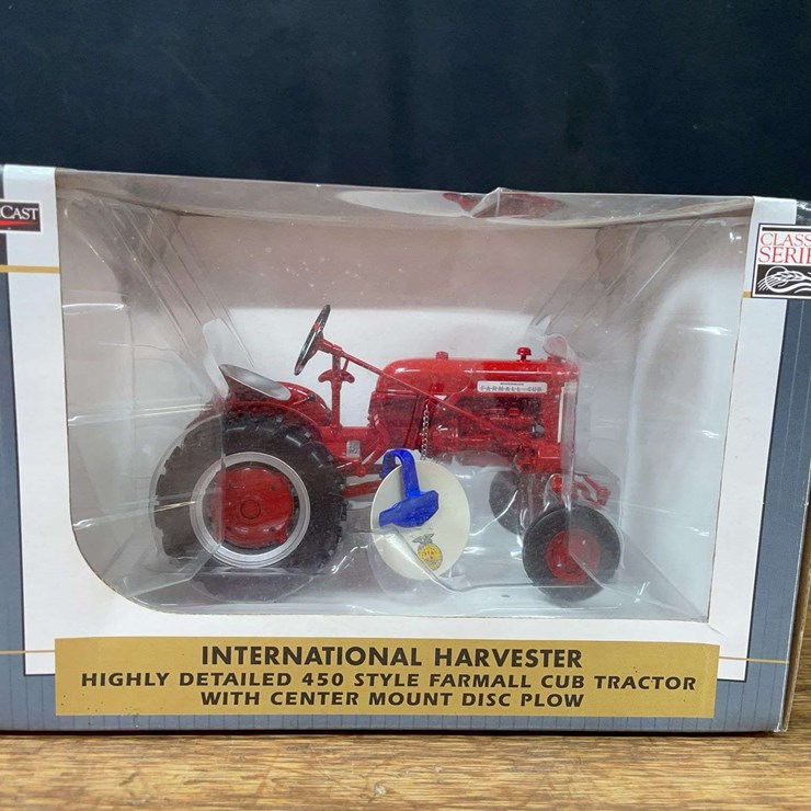 1/16 Farmall Cub w/Disc Plow 2010 Iowa FFA NIB SC
