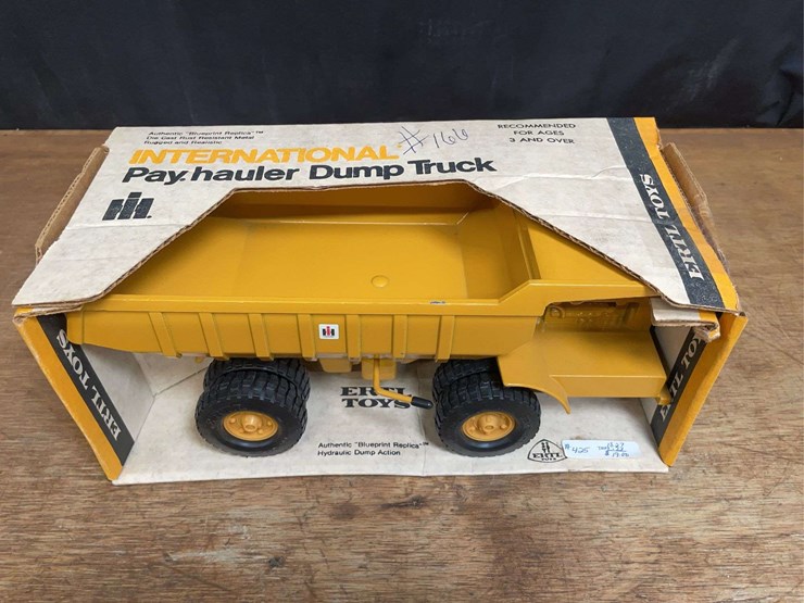 1/25-ih-payhauler-nib-ertl-image-3