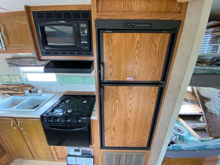 2004-cherokee-lite-28a-30ft-t/a-travel-trailer-image-13
