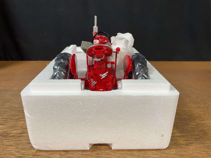 1/16-farmall-400-precision-nib-ertl-image-4