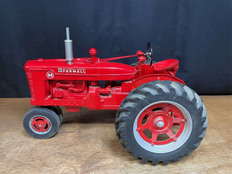 1/8-farmall-m-nib-sm-image-3
