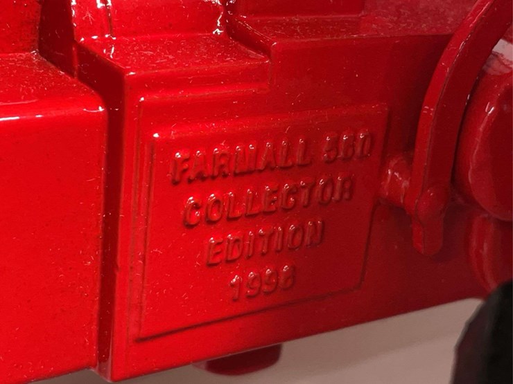 1/8-farmall-560-collector-nib-sm-image-4