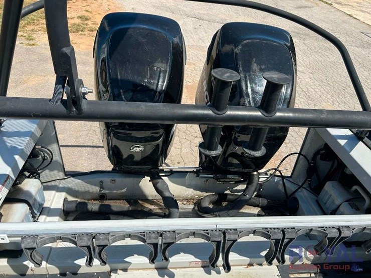 2007-boston-whaler-boat-w/-dual-200hp-mercury-optimax-image-13