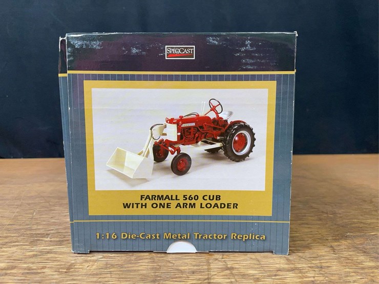1/16-farmall-560-cub-w/loader-nib-sc-image-3