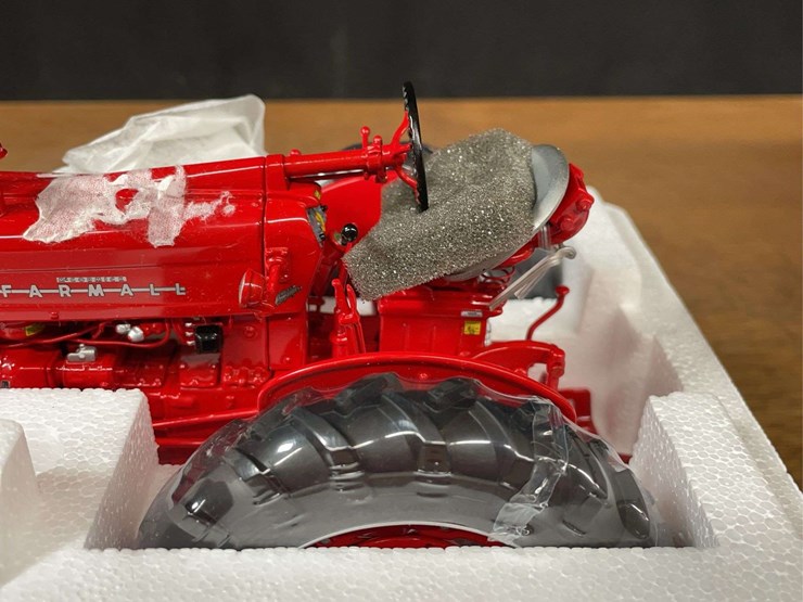 1/16-farmall-400-precision-nib-ertl-image-10