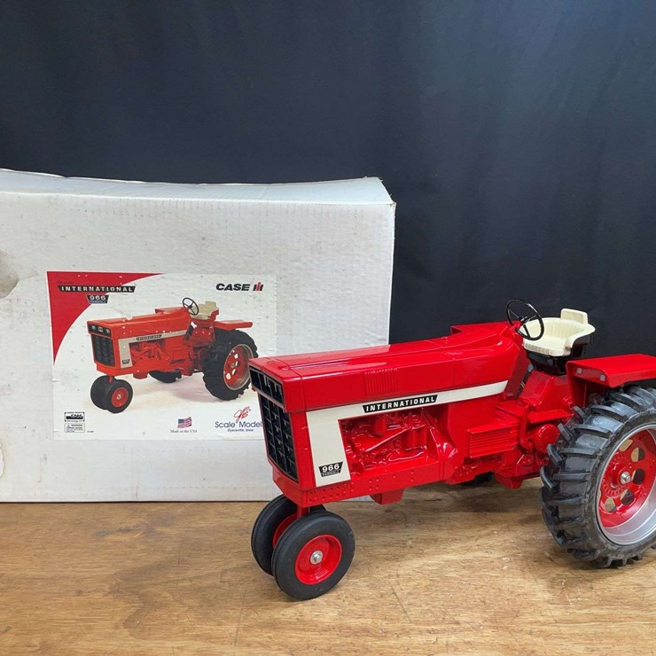 1/8 IH 966 NIB SM