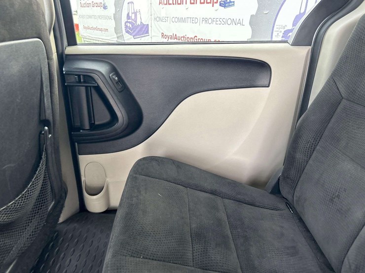2016-dodge-caravan-image-19