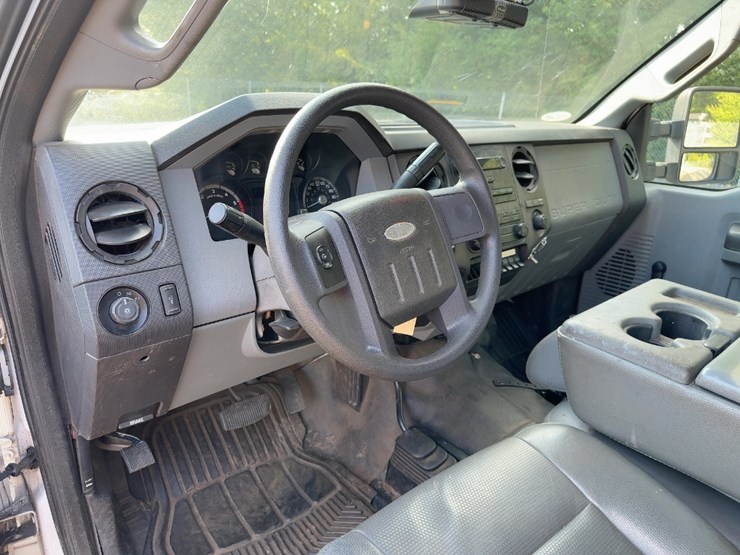 2012-ford-f550-xl-image-35