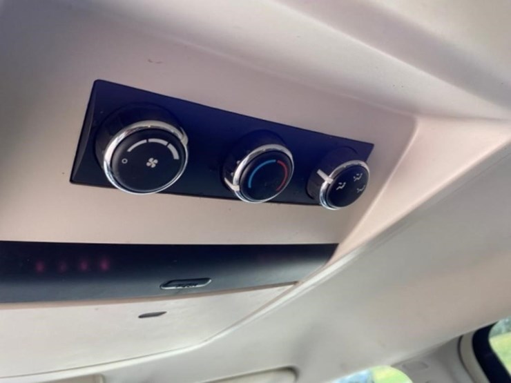 2010-chrysler-town-&-country-image-43