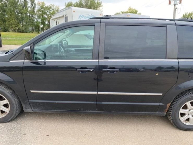 2010-chrysler-town-&-country-image-14
