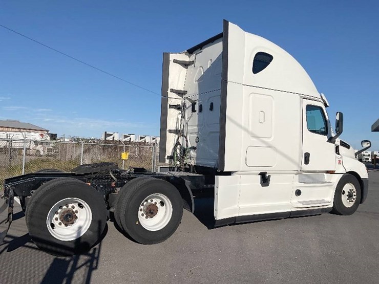 2020-freightliner-cascadia-126-image-2